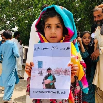 QandeelBaloch15's tweet photo. اگر والد بازیاب نہیں ہوسکتا تو مجھے انکے پاس لے جائیں – مہر ناز
@MeharnazBaloch 

#ReleaseDrJameelBaloch 
@WGEID @Journal_UN_ONU @UNHumanRights @UN_Women @hrw @amnestysasia https://t.co/5QOblw4Al5