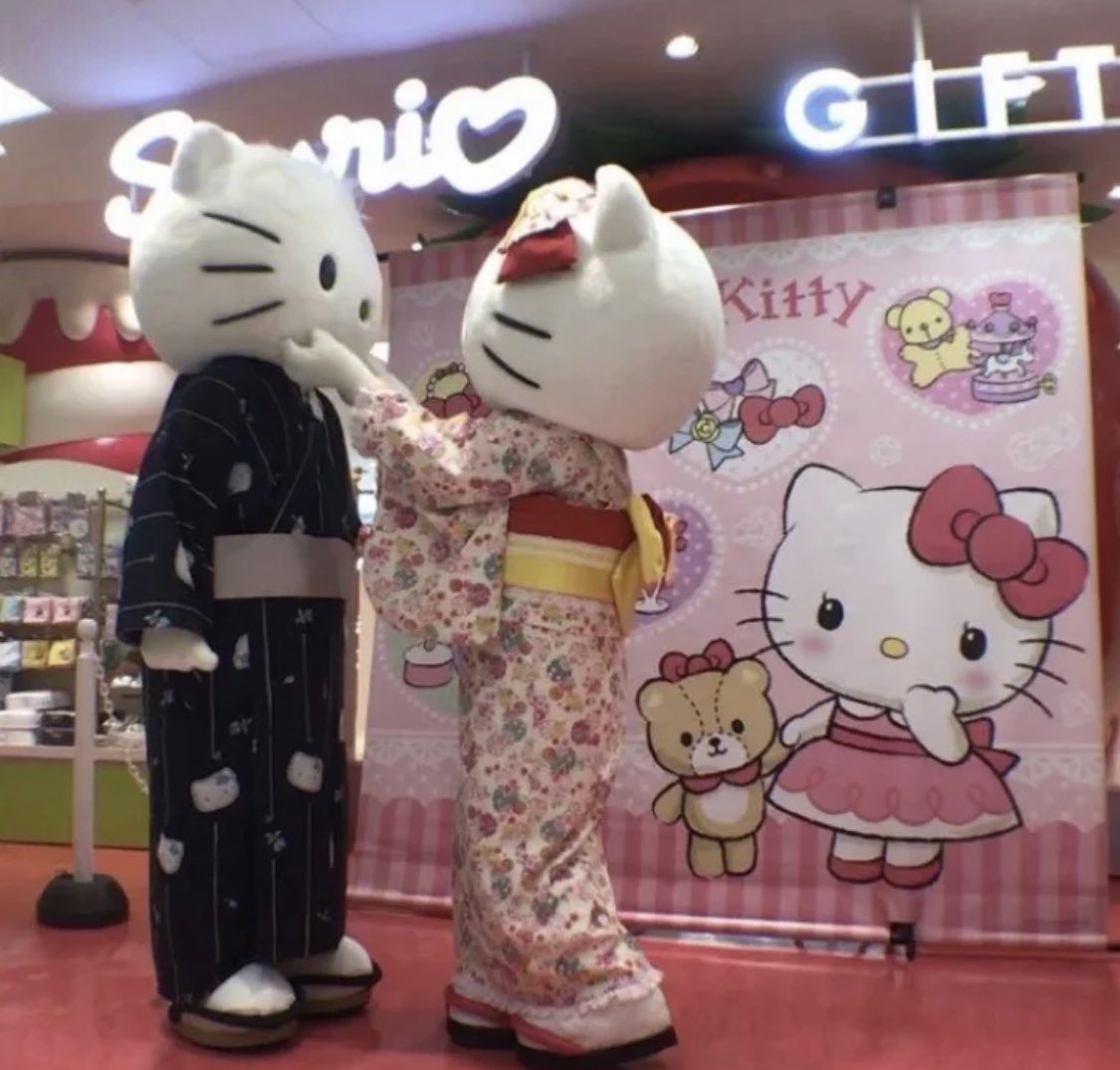 piinkimi_'s tweet photo. hello kitty &amp; dear daniel https://t.co/HFLS7aQsgA
