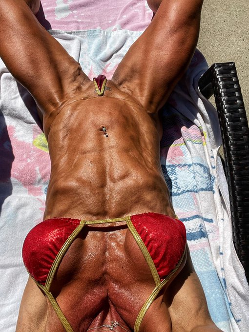 More tanning ☀️🔥 https://t.co/rxCyCNxVWi