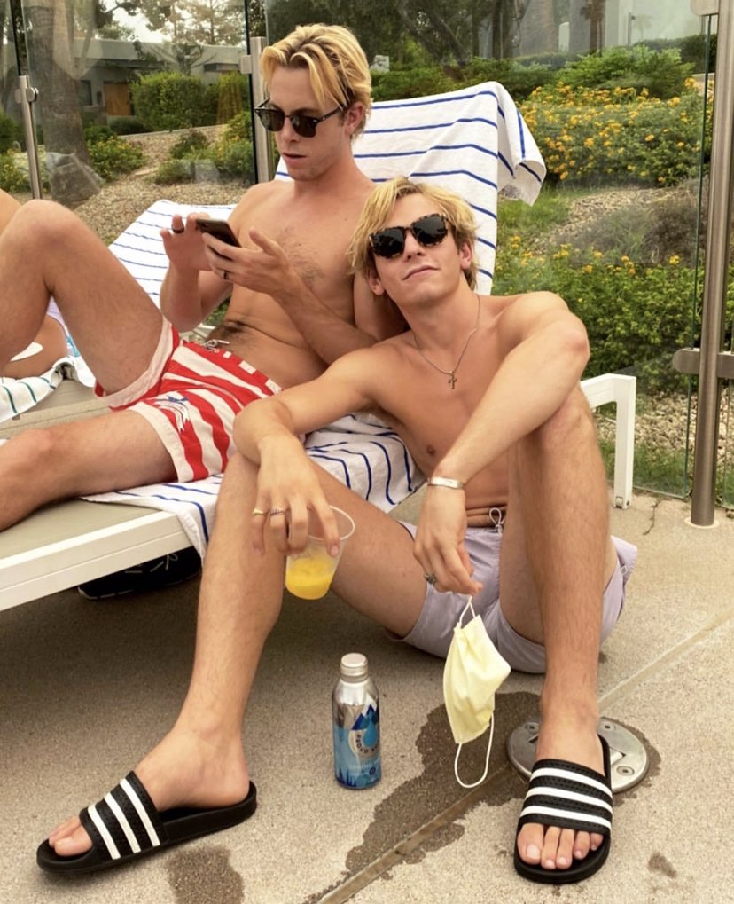 toes out for the end of summer . 🥲