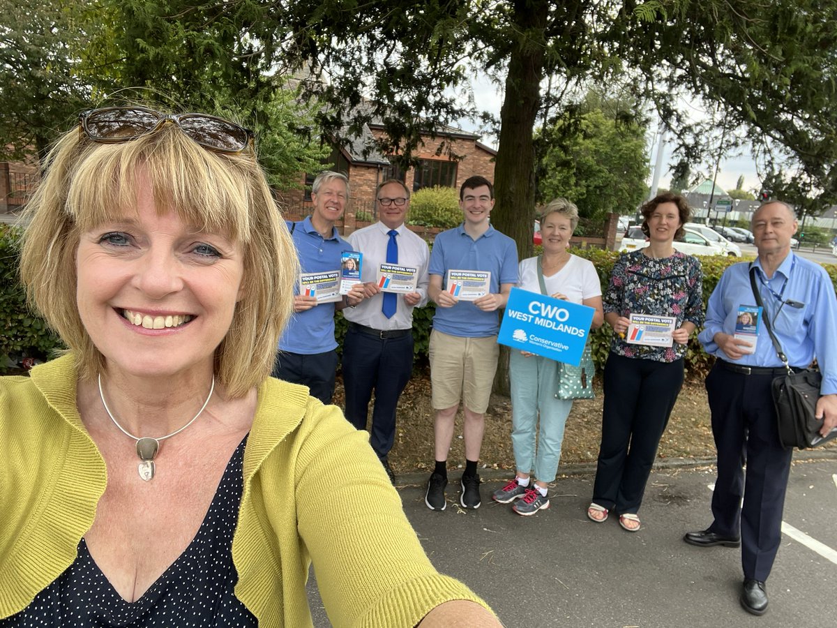 JackieGardine13's tweet photo. A perfect day for door knocking postal votes with this wonderful team 💙 “Are you the Coundon Wedge Lady?” I was asked. “OH YES!… very much so!” “Great! I’m definitely voting for you!” 🙂👍🌳#SaveCoundonWedge 🌳#ConGain #Sherbourne #ByElections2022 #Sept22nd https://t.co/UltxO0QmAE