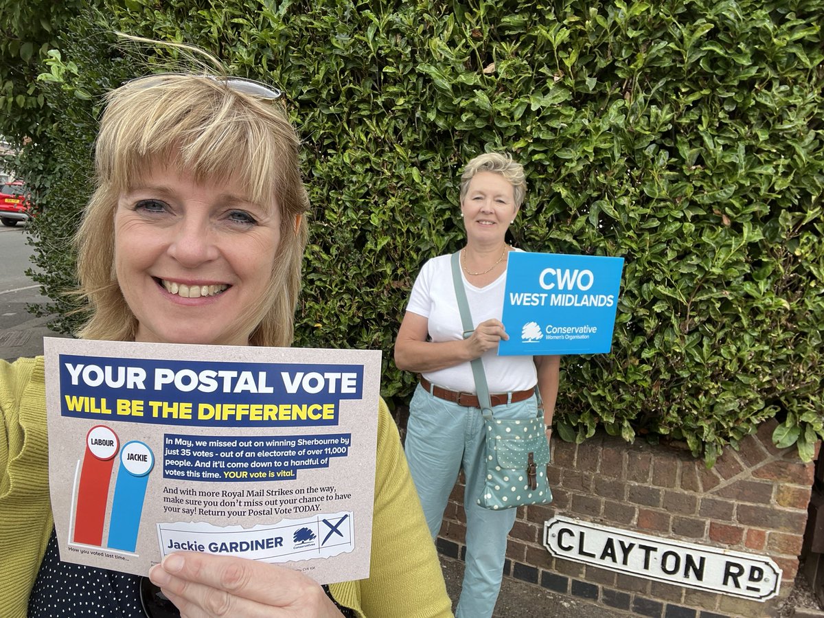 JackieGardine13's tweet photo. A perfect day for door knocking postal votes with this wonderful team 💙 “Are you the Coundon Wedge Lady?” I was asked. “OH YES!… very much so!” “Great! I’m definitely voting for you!” 🙂👍🌳#SaveCoundonWedge 🌳#ConGain #Sherbourne #ByElections2022 #Sept22nd https://t.co/UltxO0QmAE