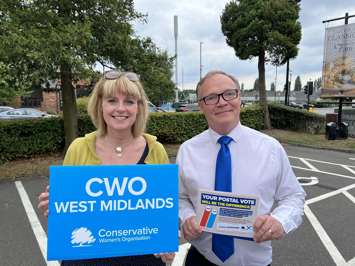 JackieGardine13's tweet photo. A perfect day for door knocking postal votes with this wonderful team 💙 “Are you the Coundon Wedge Lady?” I was asked. “OH YES!… very much so!” “Great! I’m definitely voting for you!” 🙂👍🌳#SaveCoundonWedge 🌳#ConGain #Sherbourne #ByElections2022 #Sept22nd https://t.co/UltxO0QmAE