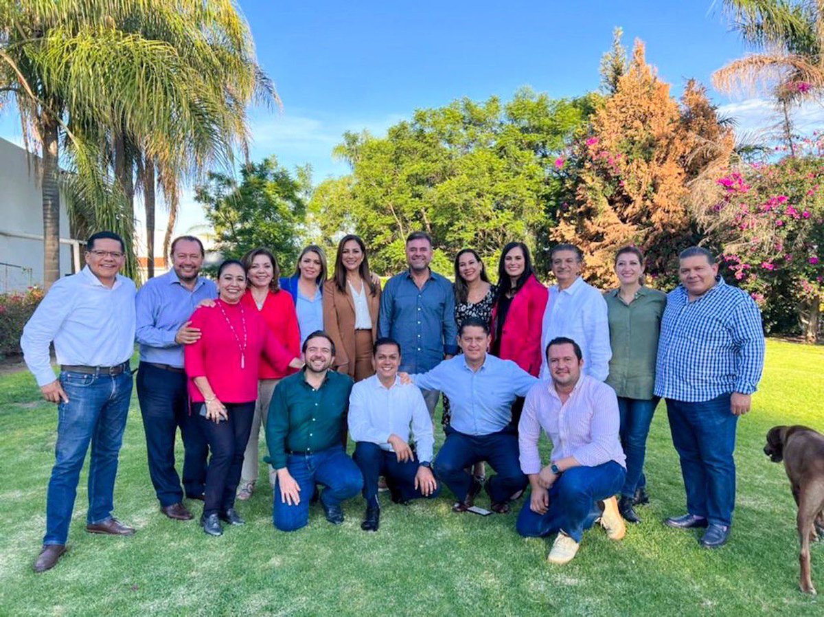 AleGutierrez_mx's tweet photo. Pasamos un rato muy agradable entre compañeras y compañeros de la LXIV Legislatura de Congreso del Estado; la amistad y el compañerismo nos unen e inspiran a hacer grandes cosas por nuestros municipios y nuestro estado. https://t.co/lFYxmwDP5y