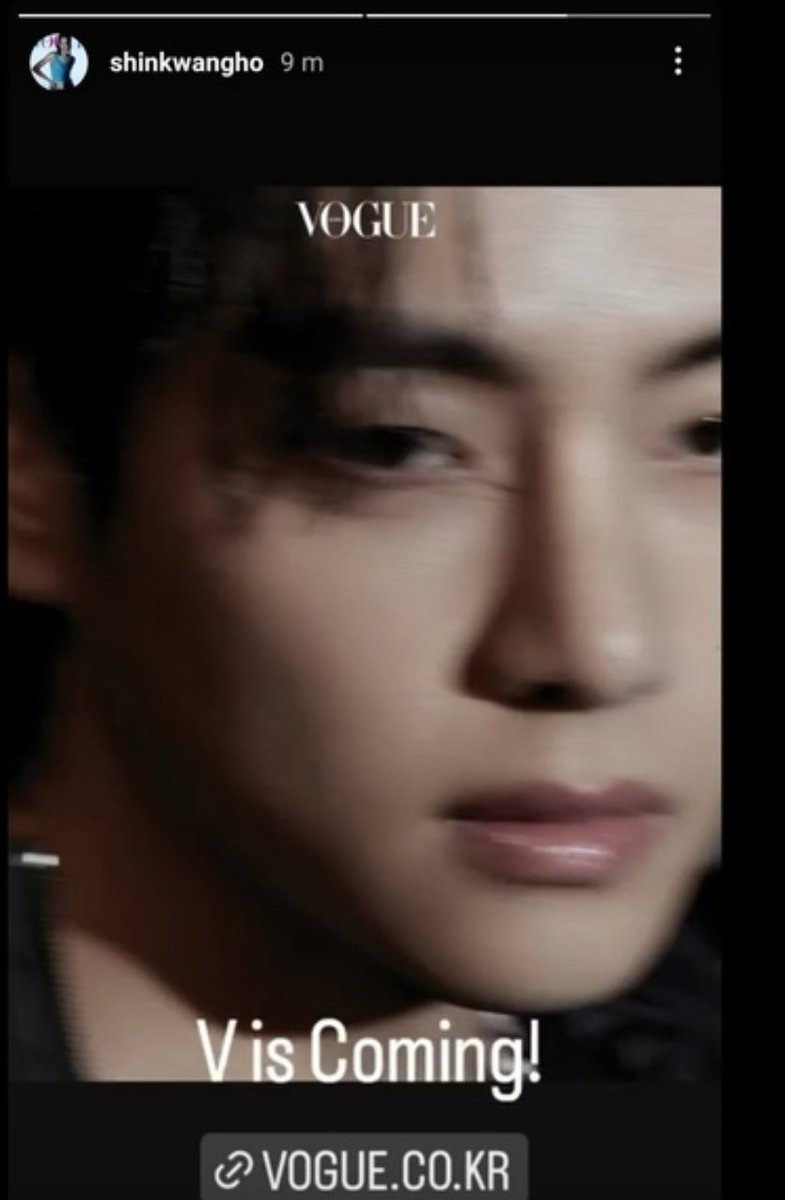BTSmy_universe's tweet photo. Главный редактор журнала Vogue Korea Кван Го Шин в сторис инстаграм поделился фото Тэхёна с предыдущей фотосессии для Vogue Korea. 
 
"V is Coming!"

#TAEHYUNG #V https://t.co/lyeFUhb4uP
