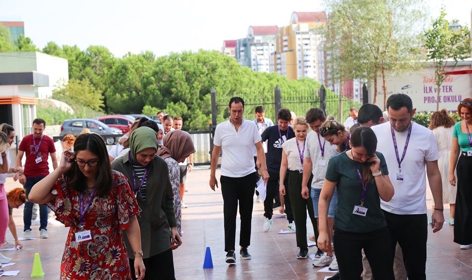VizyonKoleji's tweet photo. Vizyoner Öğretmen Akademisi kapsamında  öğretmenlerimiz, Doç. Dr. Yavuz Samur'la "Eğitimde oyun, oyunlaştırma, eğitsel oyun tasarımı" eğitimlerinden  birini daha tamamladı. Öğretmenlerimiz hem oyunlar oynayarak eğlendi hem de öğrencilerimiz için çok eğlenceli oyunlar tasarladı. https://t.co/qlbmRSXva4