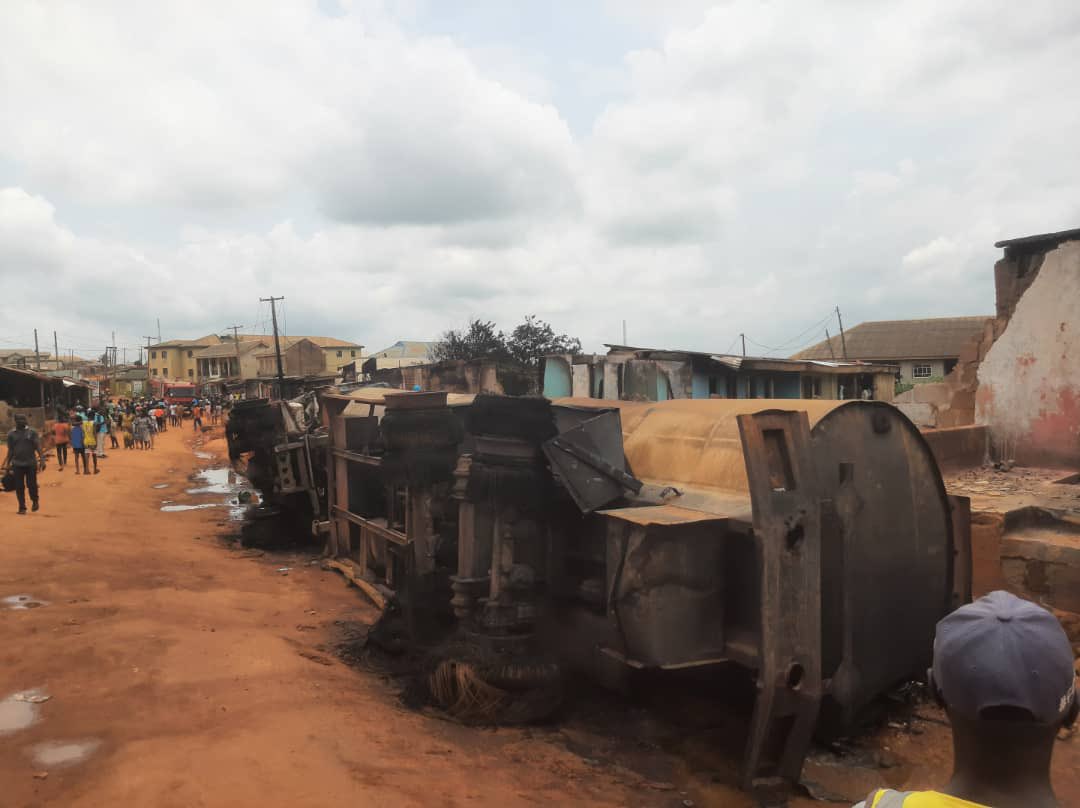 trafficbutter's tweet photo. "@Samnews101: PHOTOS: Aftermath Of Tanker Fire In Ogun The fire that resulted from a tanker falling the Lambe/#Matogun area of Ogun State on Saturday left a number of buildings burnt. No life was lost in the incident. #Serena https://t.co/TIpEl5nDWR