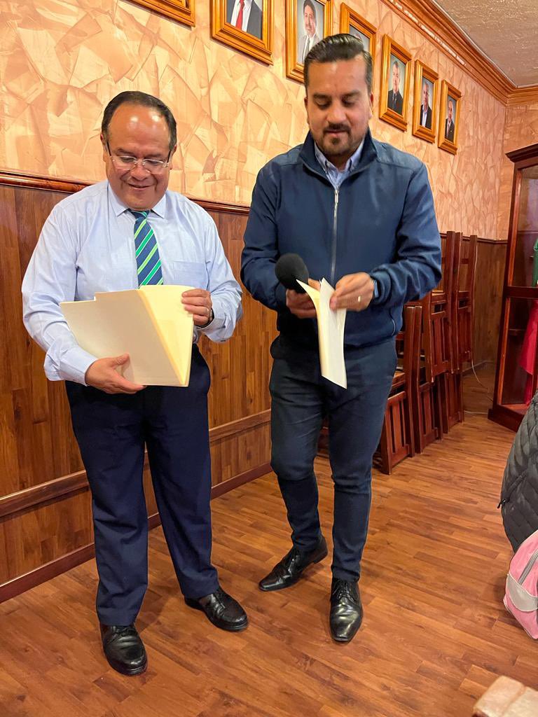 sabas_rico's tweet photo. El pasado 31 de agosto del 2022 en reunión mensual de consejo @CANACOTexmeluca recibí mi reconocimiento por la participación en el curso de introducción de consejeros. Agradezco a nuestro presidente de la confederación @hectortejadasha y a nuestro presidente de @IxtlapaleRaul. https://t.co/Jkwqhabq7u