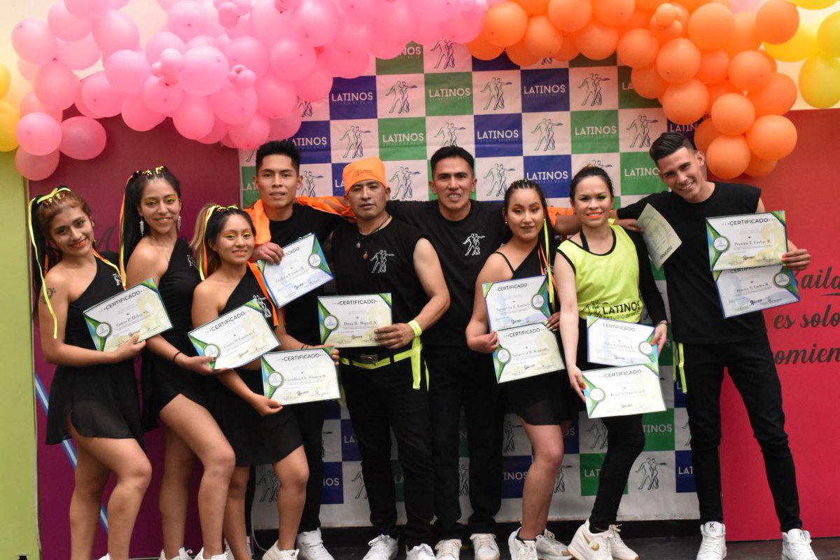 latinosbaile's tweet photo. Y por último, en el área de #salsa #timba, tenemos a nuestro 1er Grupo del nivel Avanzado Certificado 🔥💚💙
.
Personas muy talentosas que han demostrado su crecimiento y constancia con hechos.
.
¡Son un 🌞 chicos, nunca se apaguen!
Que sigan los éxitos para ustedes 🥰 https://t.co/wVV4kFpDTi