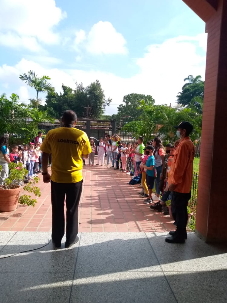 Rescate88carabb's tweet photo. El día de hoy continúa la guardia seguridad y prevención motivado al plan vacacional de la iglesia San Martin de Porres y instalaciones del colegio fe y alegría.
#soyfevesar
@pcivil_carabobo 
@PCivil_Ve 
@SistemaCarabobo 
@FEVESAR_Cabbo 
@fevesar_ong https://t.co/XNgf2X7yYo
