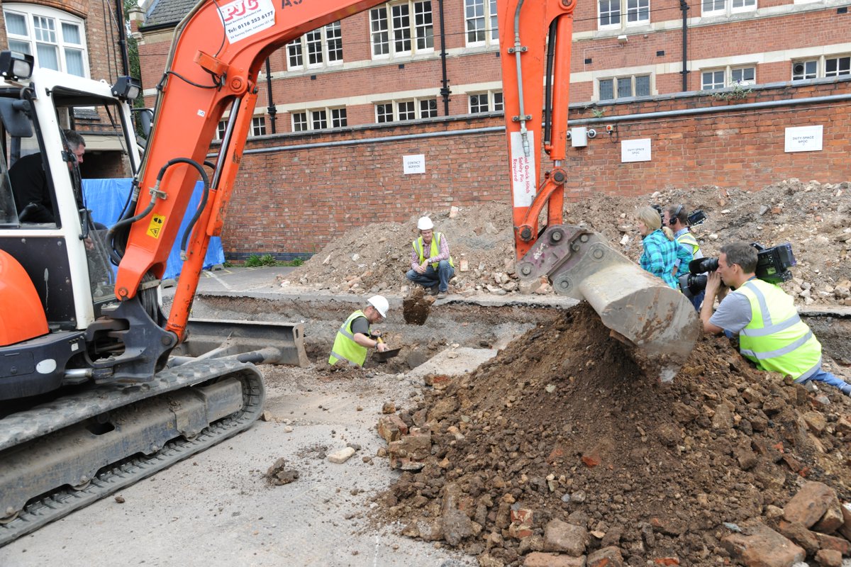 ON THIS DAY a small area around the human remains found in Trench 1 was carefully widened to give archaeologists better access to the burial. #RichardIIITenYearsOn #Leicester #archaeology @uniofleicester @ArchAncHistLeic