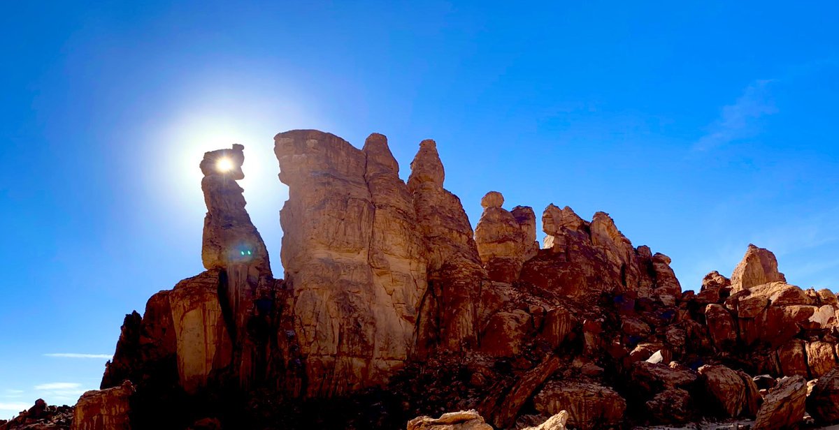 TSP_Geographic's tweet image. تشكيلات صخرية مذهلة لجبل "عرنان" في حائل، شمال #السعودية: 

 ذُكر الجبل قديما على لسان عدد من الشعراء العرب؛ منهم، امرؤ القيس: 

"كَأَنّي وَرَحلي فَوقَ أَحقَبَ قارِح
بِشُربَة أَو طاف بِعِرنانَ موجِس"