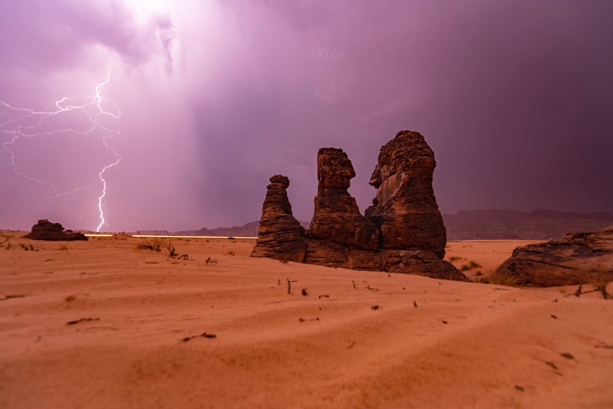 TSP_Geographic's tweet image. تشكيلات صخرية مذهلة لجبل "عرنان" في حائل، شمال #السعودية: 

 ذُكر الجبل قديما على لسان عدد من الشعراء العرب؛ منهم، امرؤ القيس: 

"كَأَنّي وَرَحلي فَوقَ أَحقَبَ قارِح
بِشُربَة أَو طاف بِعِرنانَ موجِس"