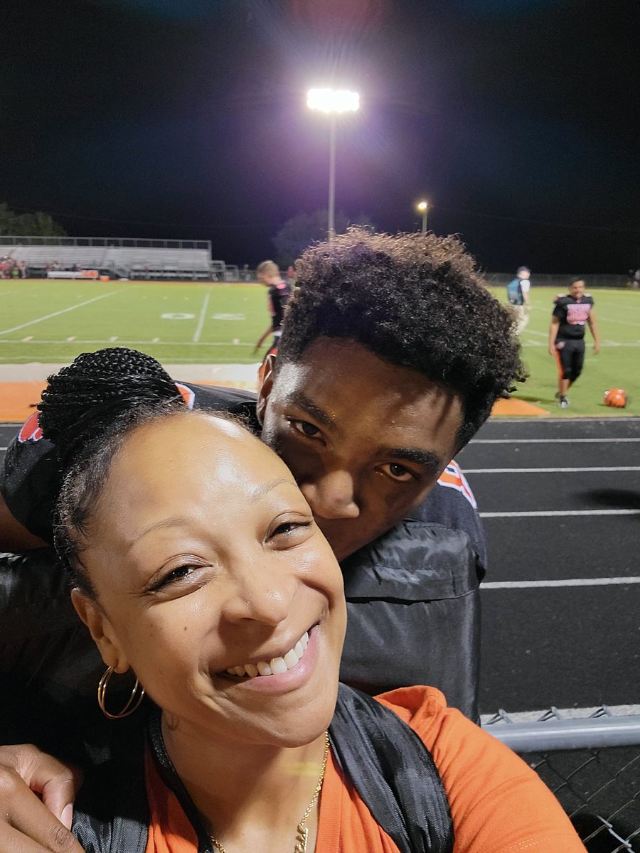 4my3boysaa's tweet photo. My baller! #QB1 #BDHSTIGERS #8 #CalebAlexander https://t.co/jZo577AYXl