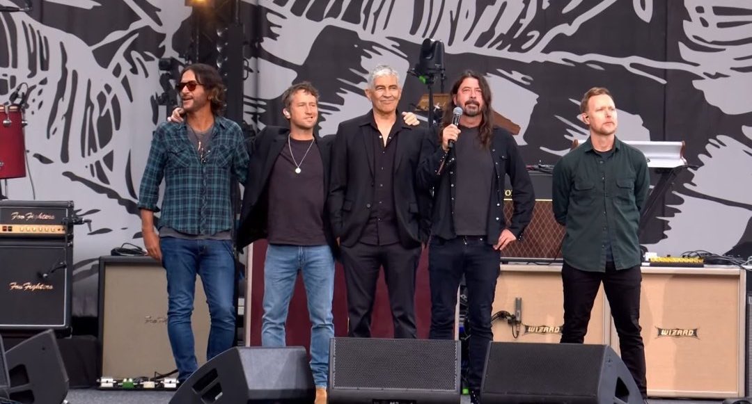 mikeschaffer's tweet photo. It will never not be incredibly strange and immensely sad to see the full Foo Fighters lineup without Taylor. #taylorhawkinstribute https://t.co/Yp023pECCl