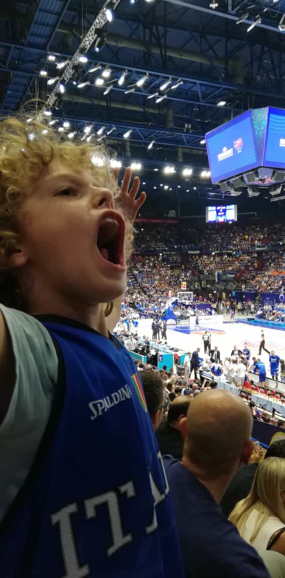 parallelecinico's tweet photo. "Sono Irene, la mamma di Niccolò che ha 7 anni. Questo è lui dopo la seconda tripla di fila di Fontecchio da 10 metri. È rimasto così per cinque minuti".
#EuropeiTipo https://t.co/vIkioOb46I