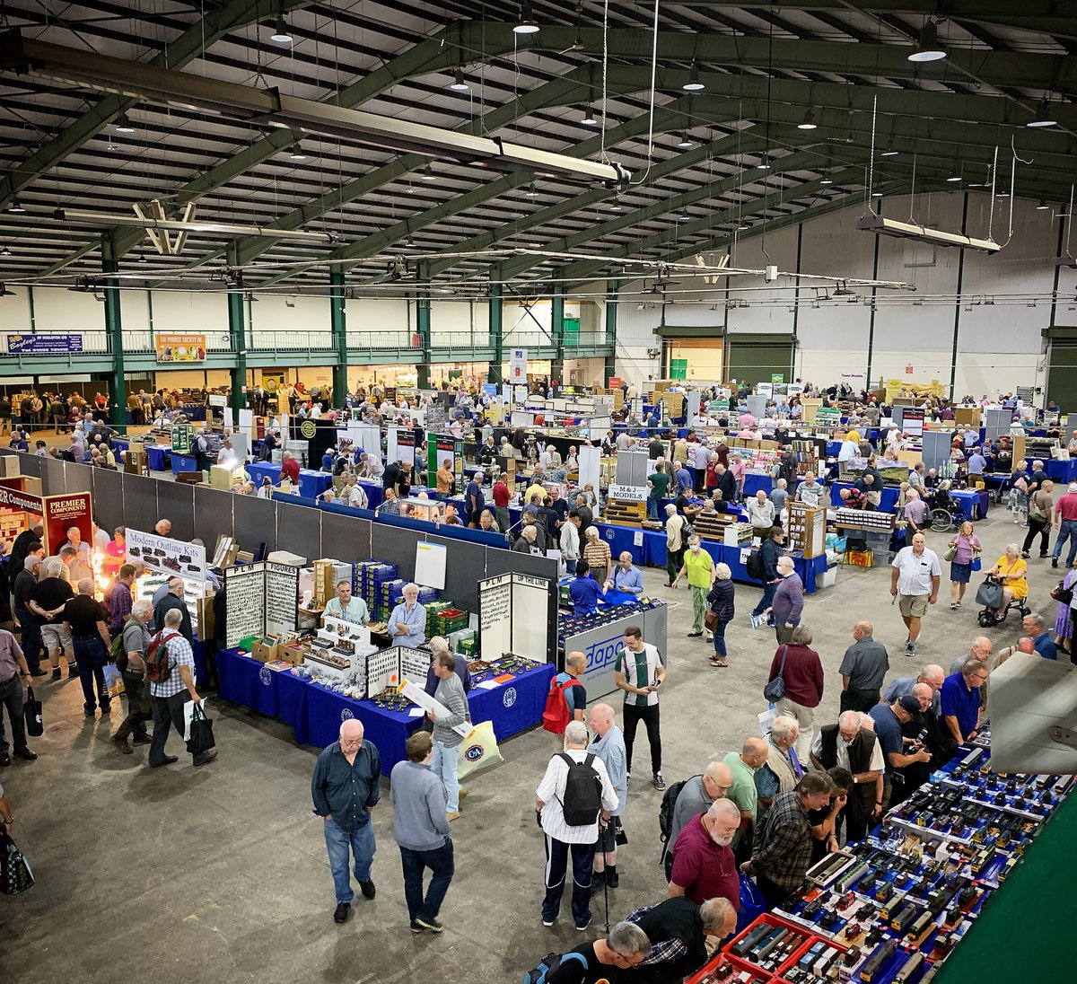 Beas_Hive's tweet photo. It’s been a fabulous day at the Guildex show today…
Feeling shattered now though & we’re definitely ready for a relaxing evening! 🍺🍷😊
#Guildex #Guildex22 #ogauge #petiteproperties #petitepropertieskits #railwaymodelling #modelrailway #showtime https://t.co/M8Sdv3XHvJ
