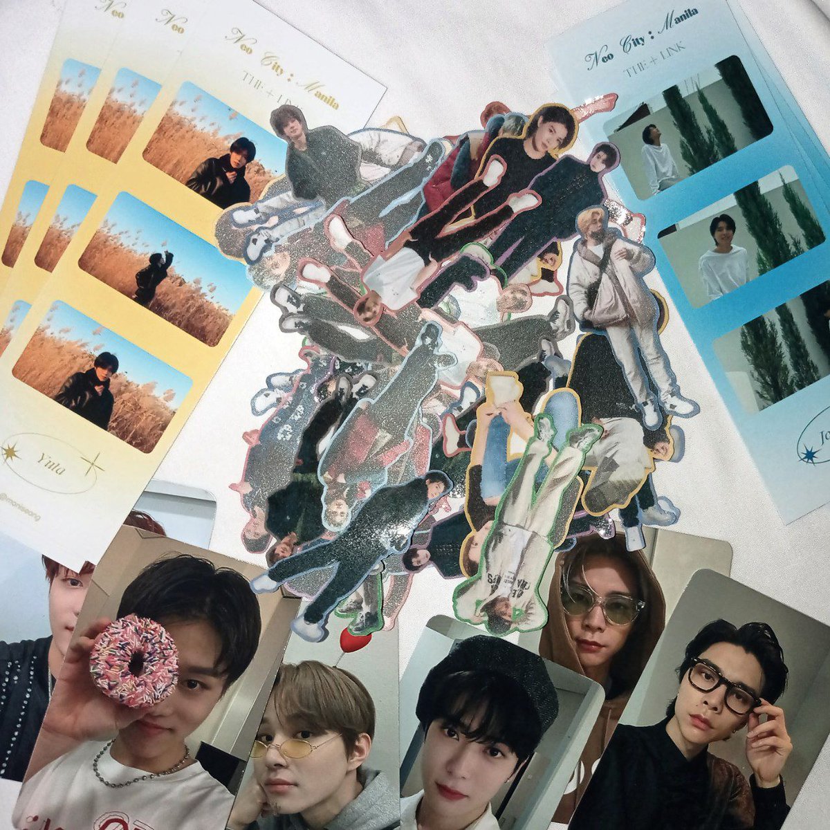moniseong's tweet photo. 🫧  #JOHNNY #YUTA #NCT127 fan support .ᐟ ☁️

all set for later ! feel free to approach me claim freebies such as hand banners, photo strips, photocards and stickers. i will be tweeting my loc from time to time (⌒_⌒)

#NCT127inManila
#THELINKTourManila
#NEOCITY_THE_LINK_MANILA https://t.co/Jijz98Do8X