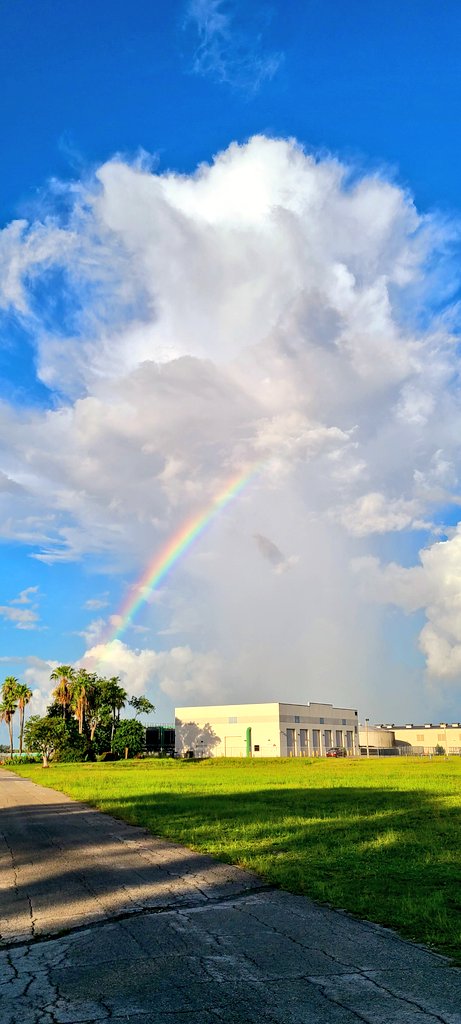 GessnerREAgent's tweet image. 🌈🌈🌈🌈 #followthepinkcar Happy Saturday Y'all 😊 #pembrokepines #rainbows #tastetherainbow @BCSouthCampus #bcsouth
