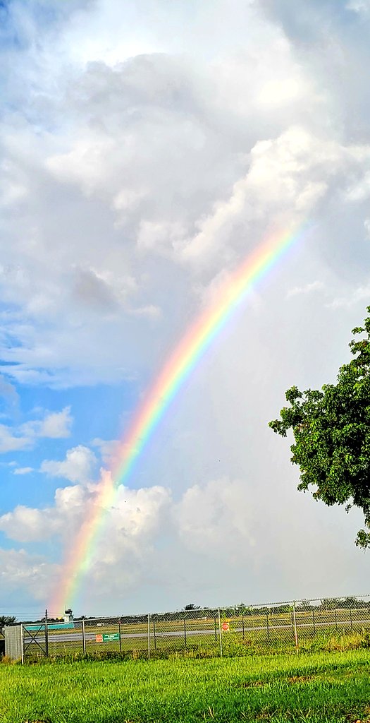 GessnerREAgent's tweet image. 🌈🌈🌈🌈 #followthepinkcar Happy Saturday Y'all 😊 #pembrokepines #rainbows #tastetherainbow @BCSouthCampus #bcsouth