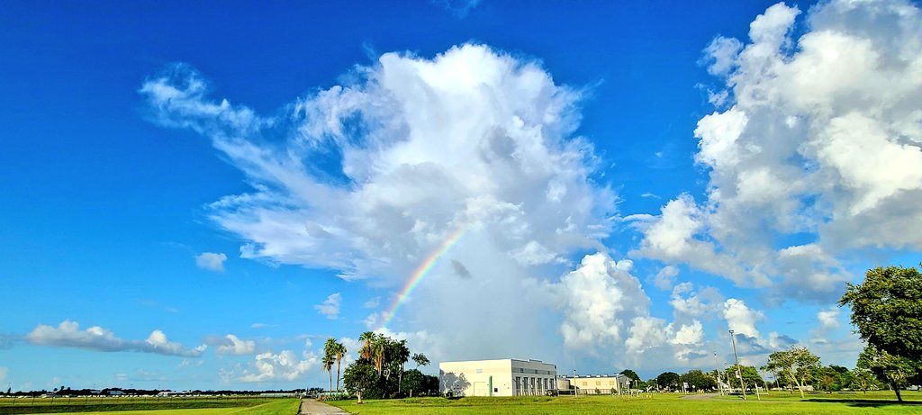 GessnerREAgent's tweet image. 🌈🌈🌈🌈 #followthepinkcar Happy Saturday Y'all 😊 #pembrokepines #rainbows #tastetherainbow @BCSouthCampus #bcsouth
