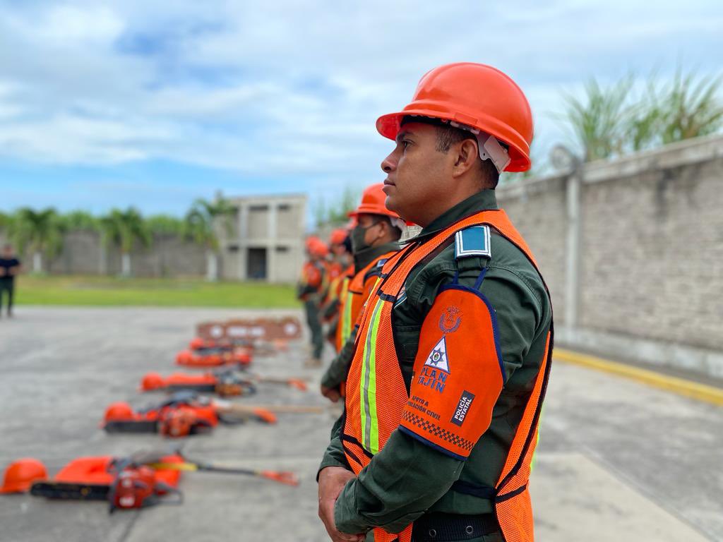 HGutierrez_M's tweet photo. 📰 #SSPInforma: Ante las intensas lluvias registradas en la capital del estado, elementos de la Fuerza Civil pertenecientes al Agrupamiento Tajín se mantienen en alerta permanente, para asistir, proteger y salvaguardar a la población. https://t.co/a6pIt5to0z
