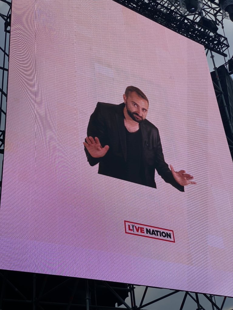 RKID_7's tweet photo. L’uomo più odiato del giorno #LTWTMilano https://t.co/i3QYTyS5B2