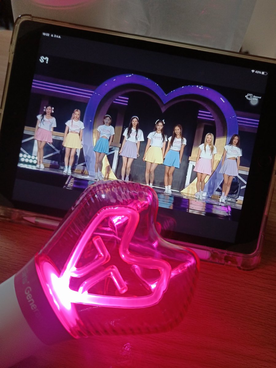taforever9's tweet photo. 5 ปีที่รอ ก็แค่กลับมารออีก แต่ว่าความรู้สึกที่รอไม่เหมือนการรอรอบที่แล้ว เพราะรู้แล้วว่ายังไงเขาต้องมา มาได้ มาให้เห็นว่าพยายามที่จะมา https://t.co/lwoqj7yNBi