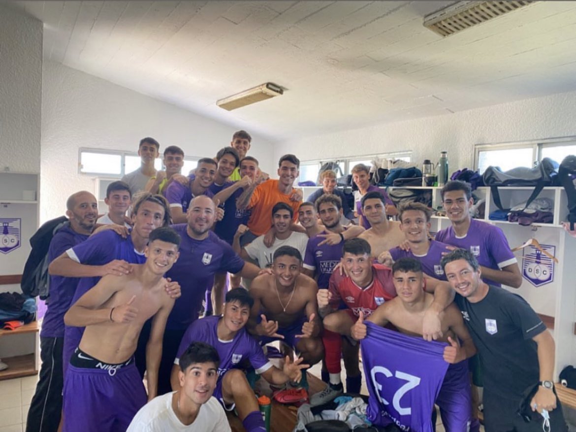 lavozdeltuerto's tweet photo. Tᴏʀɴᴇᴏ Aᴘᴇʀᴛᴜʀᴀ - Sᴜʙ 19 | 𝐃𝐞𝐟𝐞𝐧𝐬𝐨𝐫 𝐒𝐩𝐨𝐫𝐭𝐢𝐧𝐠 𝐜𝐚𝐦𝐩𝐞𝐨́𝐧 🟣🏆

Victoria frente a Rentistas para sellar la obtención del primer torneo corto de la temporada.

Un día más en la vida de la mejor cantera del país… https://t.co/WqRUcw62HL