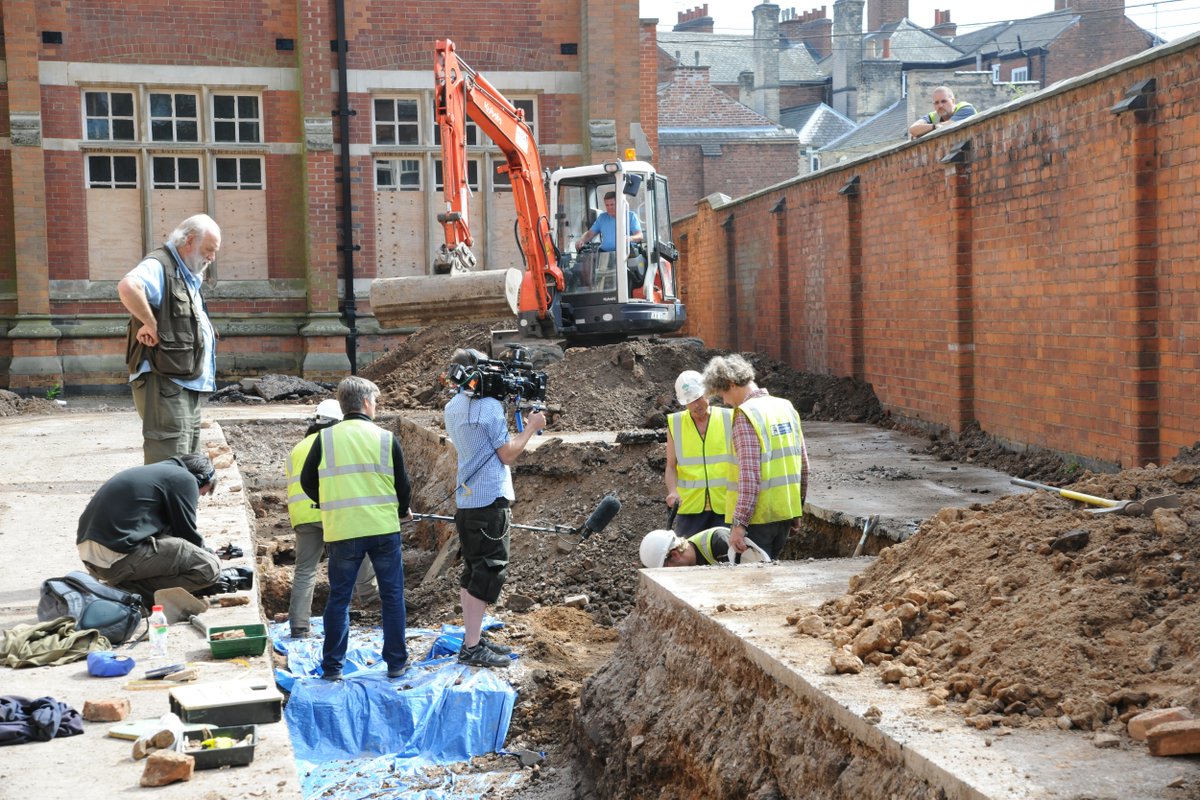 ON THIS DAY archaeologists began to widen Trench 3 hoping to uncover more of the Grey Friars church and determine whether the burial was in the church’s choir. #RichardIIITenYearsOn #Leicester #archaeology @uniofleicester @ArchAncHistLeic