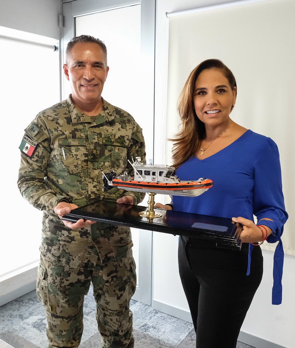 MaraLezama's tweet photo. Agradezco al Vicealmirante Enrique Flores Morado de la Novena Región Naval por el presente. Un honor recibir esta réplica miniatura de una embarcación tipo “defender” de la ENSAR Mujeres, quienes han rescatado a más de 1,000 personas en las costas de #QuintanaRoo https://t.co/W6CTG4t2fa