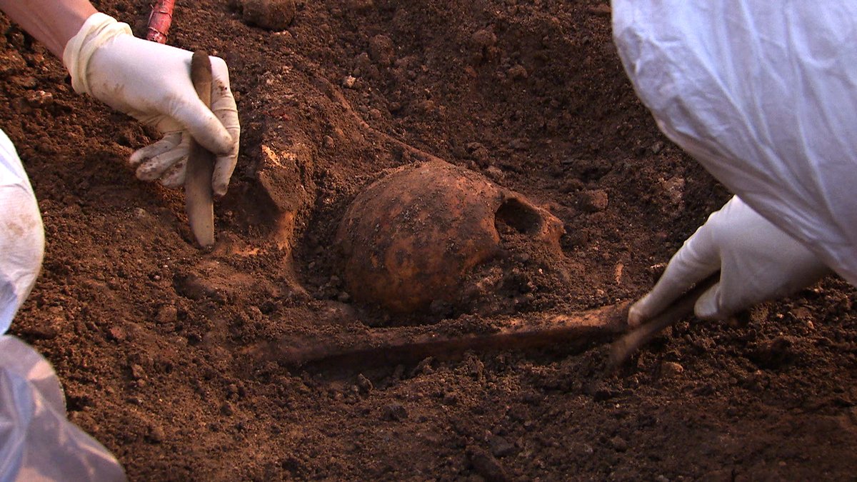 ON THIS DAY a second group of human bones was discovered buried in a small pit. This was the remains of a young woman whose grave was damaged during the demolition of the friary. #RichardIIITenYearsOn #Leicester #archaeology @uniofleicester @ArchAncHistLeic