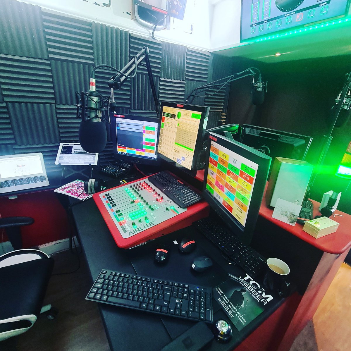 rhodders's tweet photo. I'm in Wallingford for #Bunkfest.
I manged to get a last minute tour of @wallyradio
My inner radio anorak was so happy! Cheers Ian!
#communityradio #Wallingford #wallingfordradio #radio #radiogeek #radiodesk https://t.co/l9e92WmW0A