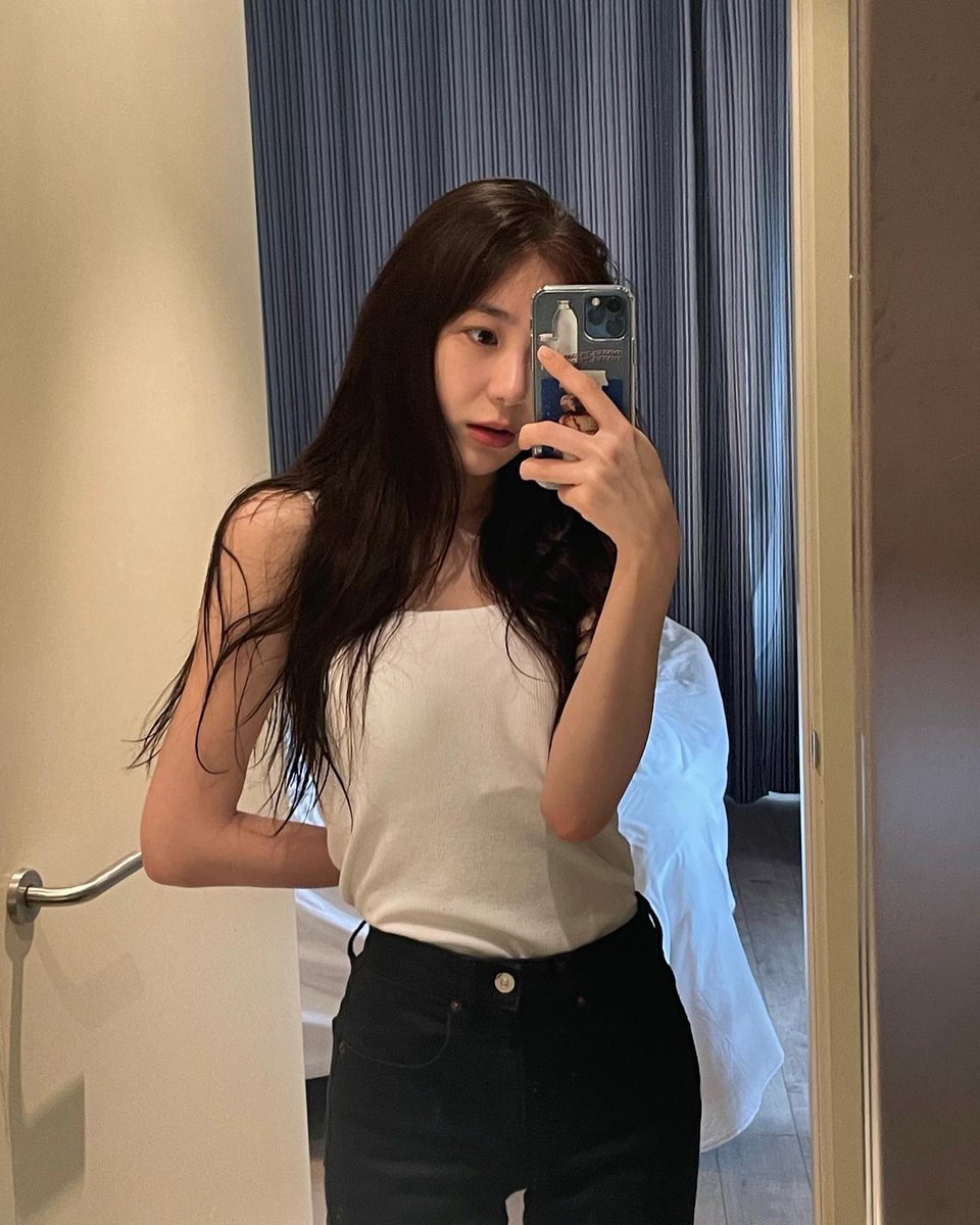 izone_bot's tweet photo. chaestival_ instagram 📸

딸기찹쌀떡 먹고 싶어서 징징..그래도 공주라고 해줘서 고마워 칭구야🍓

https://t.co/bfIhorqudH

220904 · 01:44:20 KST
#이채연 #LEECHAEYEON #イチェヨン https://t.co/WOShXgxrYa