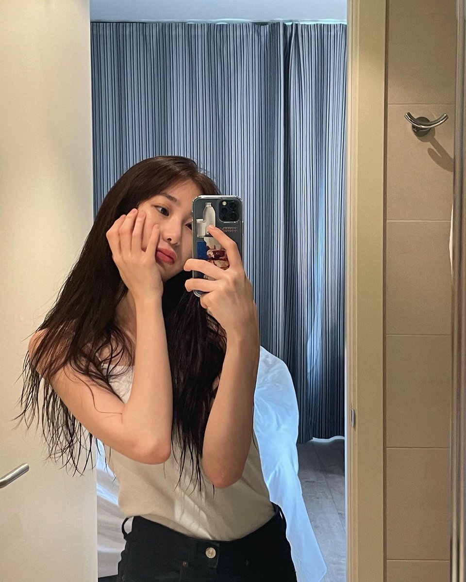 izone_bot's tweet photo. chaestival_ instagram 📸

딸기찹쌀떡 먹고 싶어서 징징..그래도 공주라고 해줘서 고마워 칭구야🍓

https://t.co/bfIhorqudH

220904 · 01:44:20 KST
#이채연 #LEECHAEYEON #イチェヨン https://t.co/WOShXgxrYa