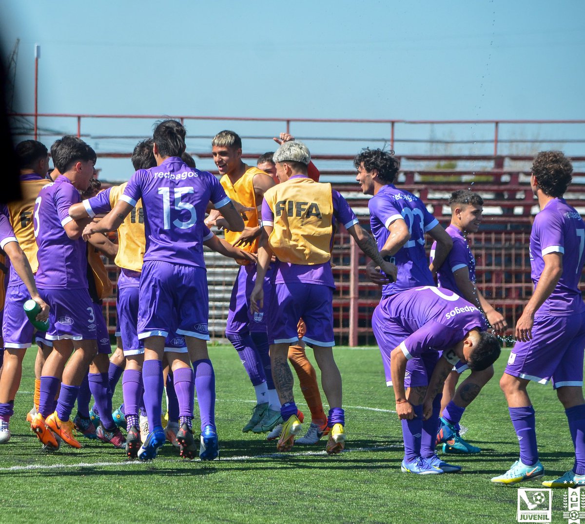 JuvenilesAUF's tweet photo. 🤩 Los festejos del 𝐜𝐚𝐦𝐩𝐞𝐨́𝐧 

🟣 @DefensorSp 

👤 #Sub19 https://t.co/b5b9ADLsRZ