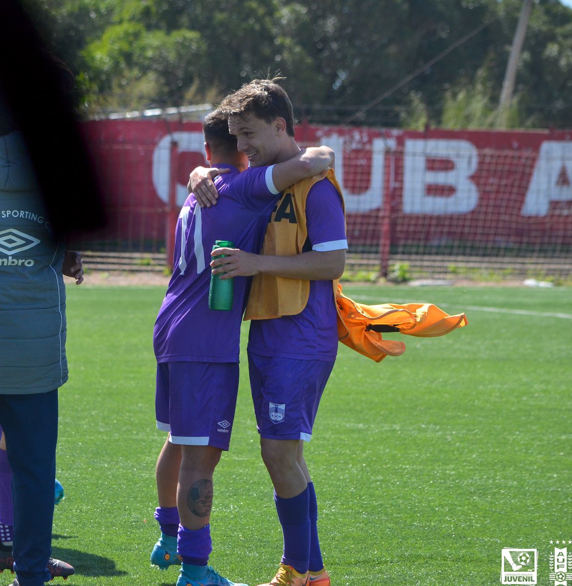 JuvenilesAUF's tweet photo. 🤩 Los festejos del 𝐜𝐚𝐦𝐩𝐞𝐨́𝐧 

🟣 @DefensorSp 

👤 #Sub19 https://t.co/b5b9ADLsRZ