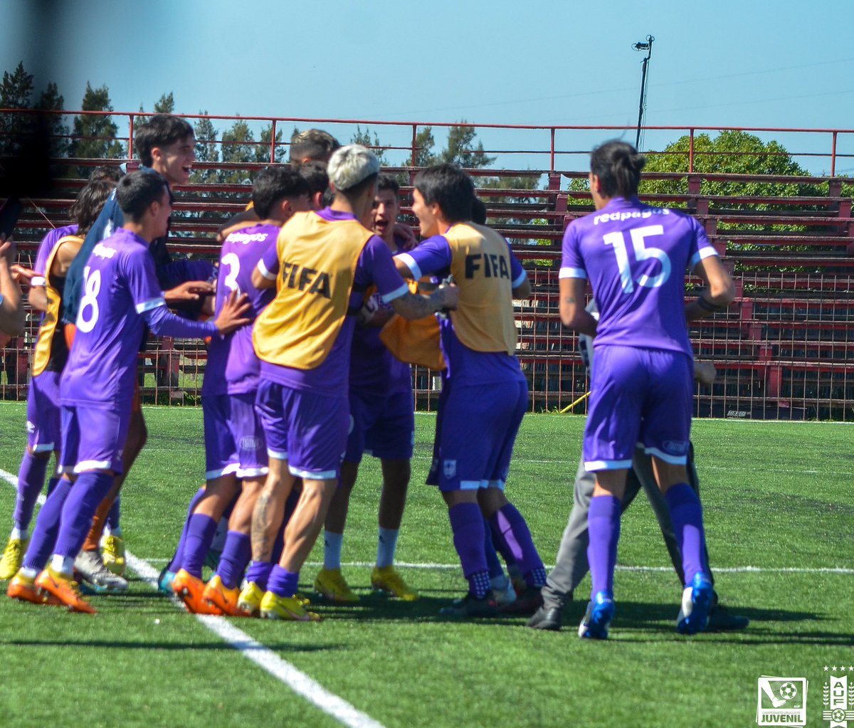 JuvenilesAUF's tweet photo. 🤩 Los festejos del 𝐜𝐚𝐦𝐩𝐞𝐨́𝐧 

🟣 @DefensorSp 

👤 #Sub19 https://t.co/b5b9ADLsRZ