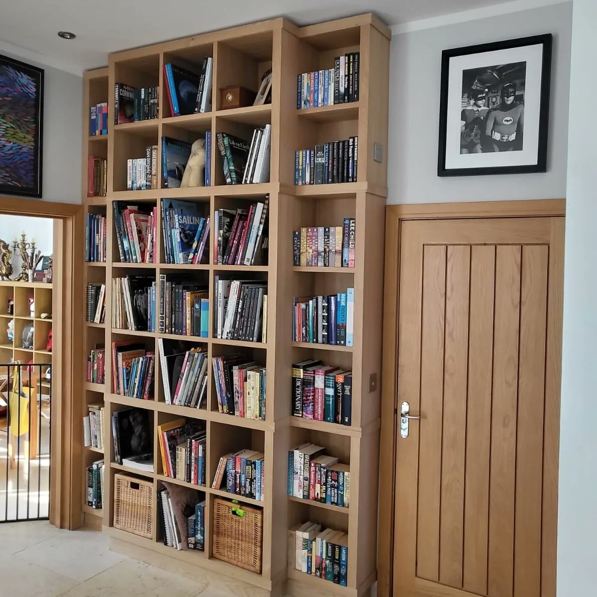 somersetlurcher's tweet photo. Always good to get photos from a happy customer. Bookcases always look their best when they're full of colour. 3m x 2m breakfront unit in oak.
#surreyhillsfurniture
#bespokefurnituremaker
#customfurniture
#bespokebookcase
#bespokedisplay https://t.co/ubHmk2lhiO