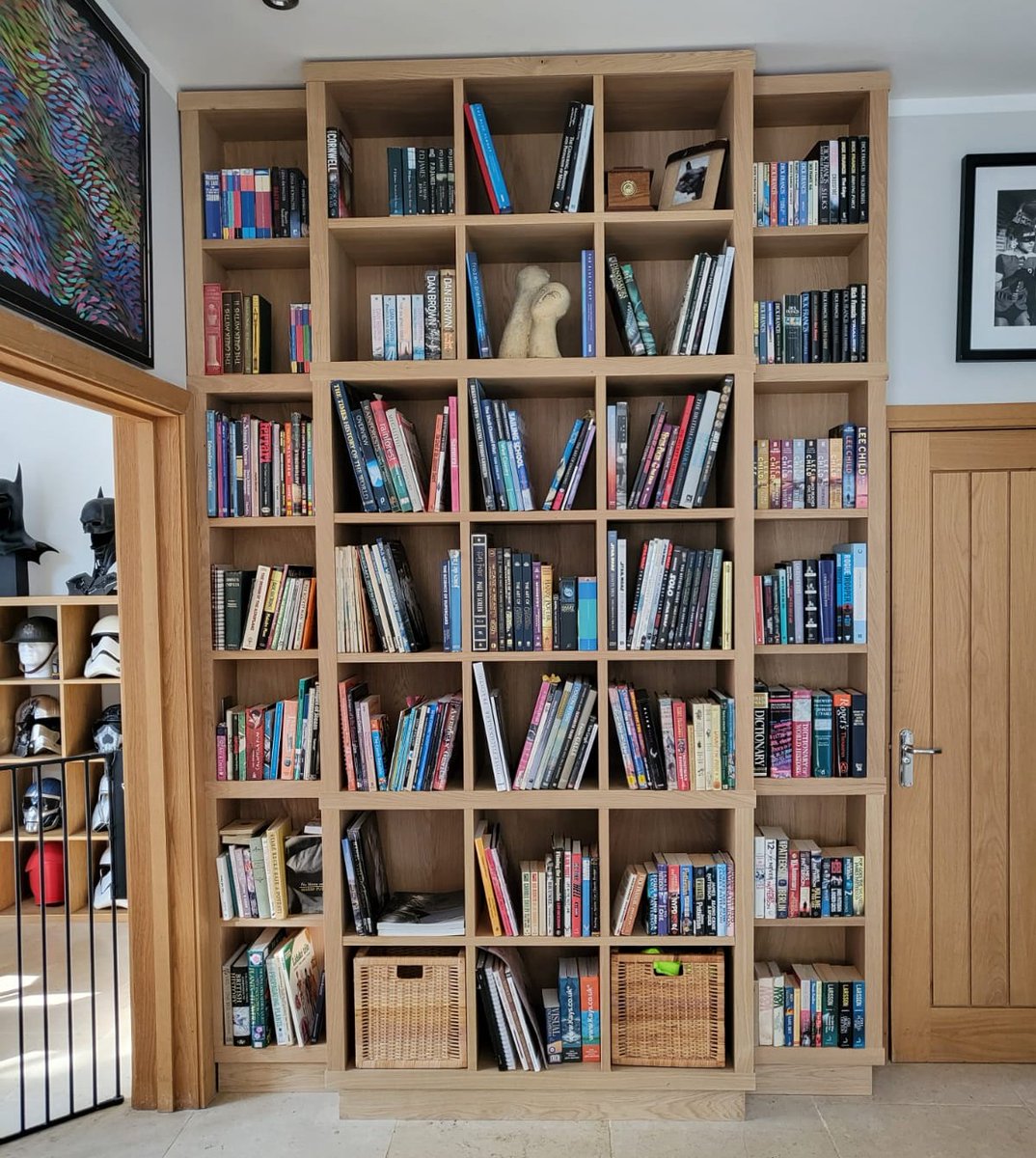 somersetlurcher's tweet photo. Always good to get photos from a happy customer. Bookcases always look their best when they're full of colour. 3m x 2m breakfront unit in oak.
#surreyhillsfurniture
#bespokefurnituremaker
#customfurniture
#bespokebookcase
#bespokedisplay https://t.co/ubHmk2lhiO