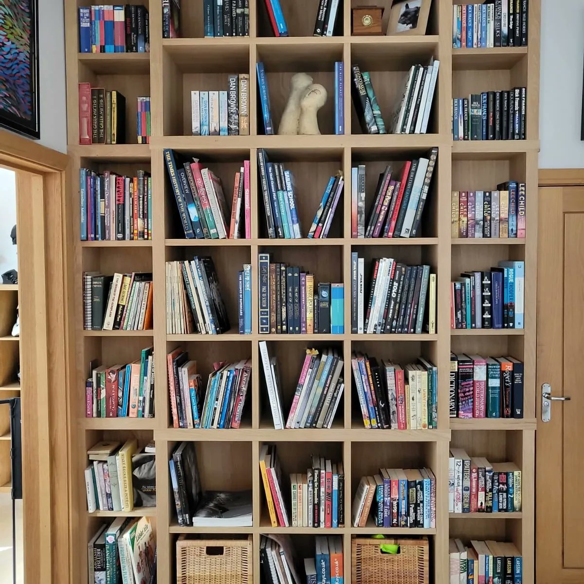 somersetlurcher's tweet photo. Always good to get photos from a happy customer. Bookcases always look their best when they're full of colour. 3m x 2m breakfront unit in oak.
#surreyhillsfurniture
#bespokefurnituremaker
#customfurniture
#bespokebookcase
#bespokedisplay https://t.co/ubHmk2lhiO