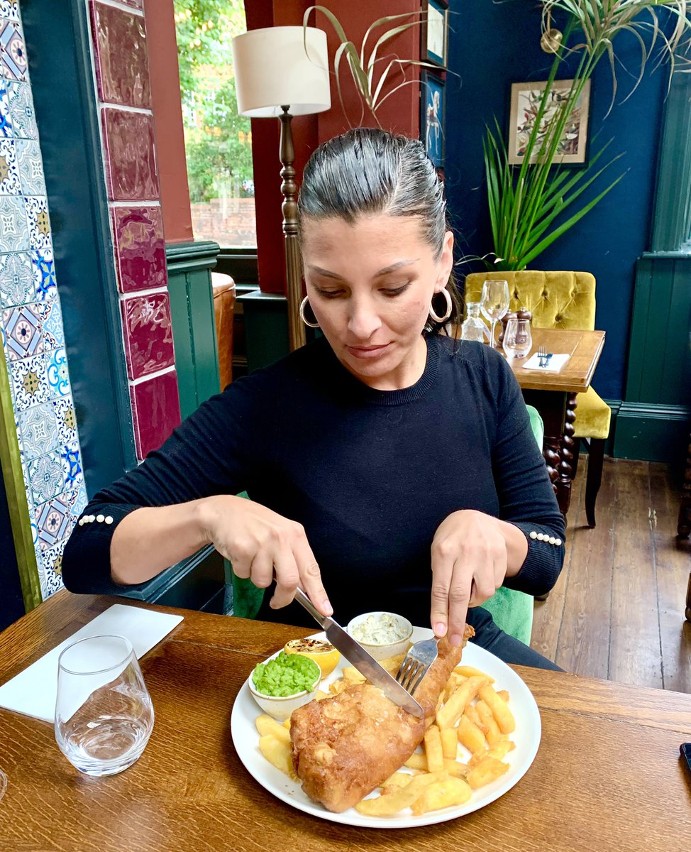 TheKingsHeadN21's tweet photo. Weekends at the Kingโs Head are about friends, family and fish and chips ๐ Book your table for dinner this weekend ๐ด
#youngspubs #winchmorehill #n21 #beerbatteredhaddock #fishandchips https://t.co/PBRxZiB6gS