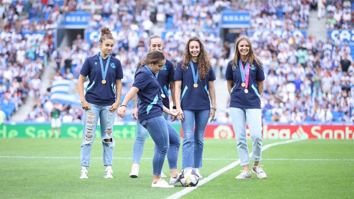 RealSociedadFEM's tweet photo. 🔥 EGUN AHAZTEZINA 🔥

Zorionak neskak! 

#aurrerareala 💙 https://t.co/CHkI013gW2