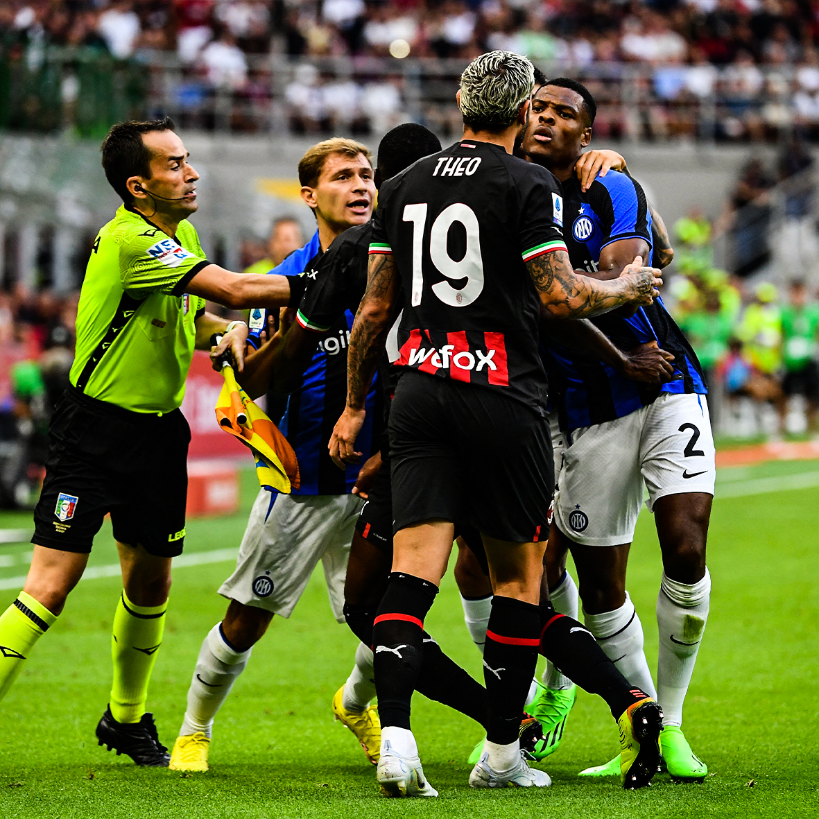 ESPNDeportes's tweet photo. ¡Lo que nos da el Derbiy Della Madonnina! 🔴⚫️ 💥 ⚫️🔵

Al mediotiempo Milan e Inter empatan 1-1. 🤩 https://t.co/kFE7hMZER2