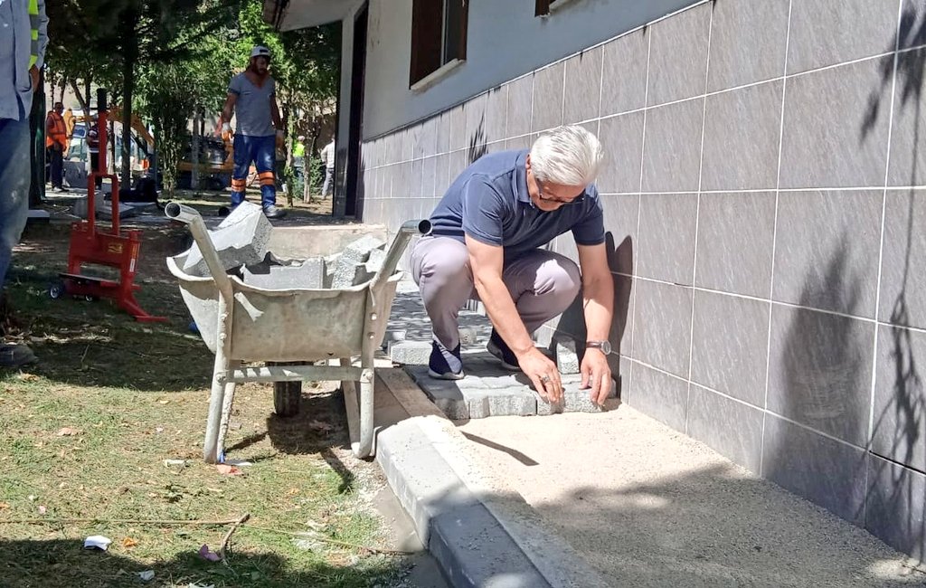 MemAnkara's tweet photo. Müdürümüz Sn.@Harunfatsa;
Bakanlığımızca aktif olarak kullanılmayan köy ilkokullarının yeniden açılarak yaşam merkezlerine dönüştürülmesi projesi kapsamında, Mamak ilçemize bağlı Gökçeyurt köyünde açılışı yapılacak köy yaşam merkezinde yapılan çalışmaları yerinde inceledi.
@tcmeb https://t.co/gR52PkDRSp