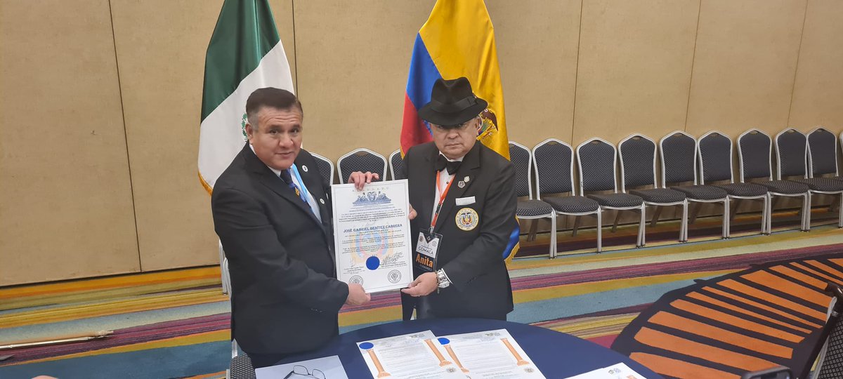 glumveracruz's tweet photo. CANCILLER OSCAR MARTINEZ Y GM SILVIO MEZA, finalmente quedan los lazos de unión fraternal firmes entre grandes potencias de COMACA y EUROPA. #COMACA #Masonería #Masón #freemasonry #ugle @uponthesquare @TheSquareMag @NotiMmx @BillHoslerpm https://t.co/WrxCUY87dl