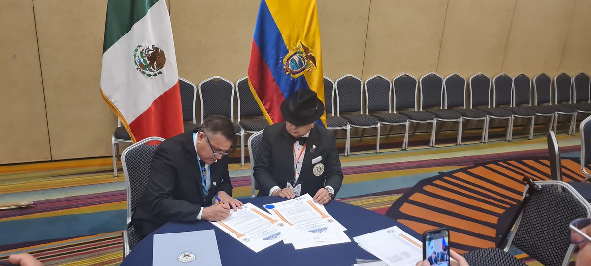 glumveracruz's tweet photo. CANCILLER OSCAR MARTINEZ Y GM SILVIO MEZA, finalmente quedan los lazos de unión fraternal firmes entre grandes potencias de COMACA y EUROPA. #COMACA #Masonería #Masón #freemasonry #ugle @uponthesquare @TheSquareMag @NotiMmx @BillHoslerpm https://t.co/WrxCUY87dl