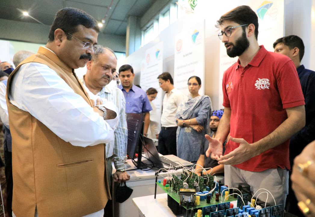 dpradhanbjp's tweet photo. From indigenous drones, DIY AI skilling kits, biogas operated two-wheeler, smart stethoscopes, extreme climate clothing for defense personnel to AI-based applications in the health sector, glad to see @iitdelhi incubated start-ups pushing boundaries of innovation. https://t.co/KB8BfQrEmz