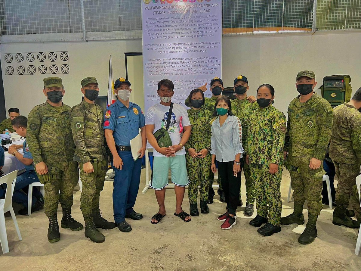 PNP_NCRPO's tweet photo. Fisherfolks in Navotas City visited by Team NCRPO and JTF-NCR
https://t.co/FeDxyUOXYV
#SAFENCRPO
#MalasakitKaayusanAtKapayapaanTungoSaKaunlaran
#TeamPNP 
#PNPKakampiMo 
#WeServeAndProtect 
#TeamNCRPO 
#PilipinasMuna
#labansakomunistangterorista
#MakaDiyos
#Makatao
#Makabansa https://t.co/QtRzD76Z1r