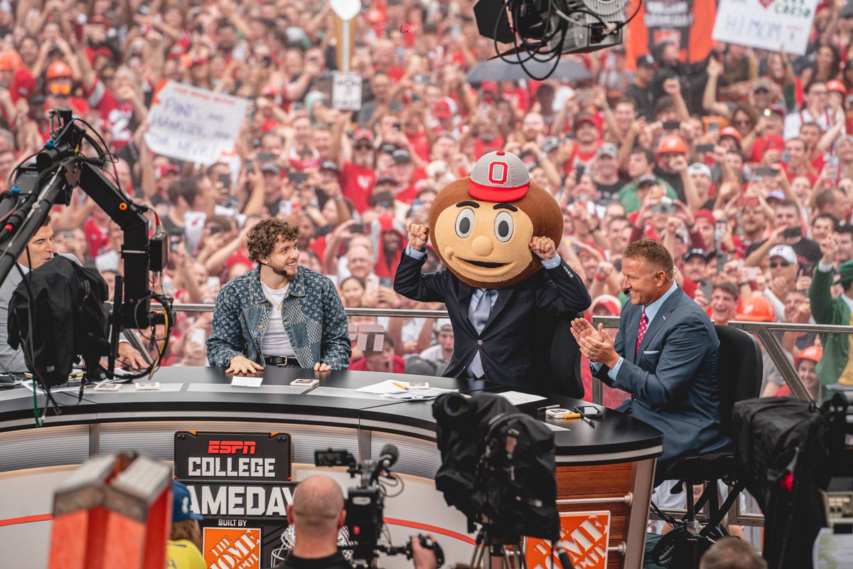 OhioStAthletics's tweet photo. Lee Corso 🤝 @Brutus_Buckeye https://t.co/iYR7zSx7pM